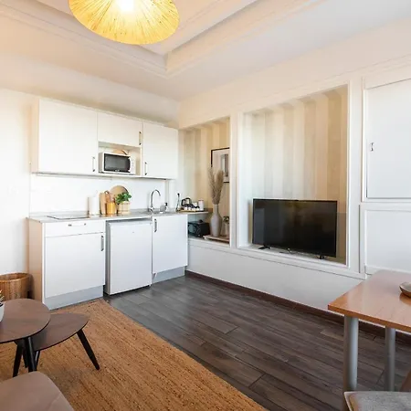 Cozy In Front Of The * سان سيباستيان