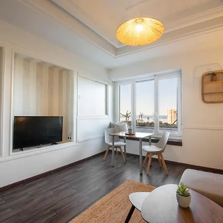 Cozy In Front Of The * سان سيباستيان