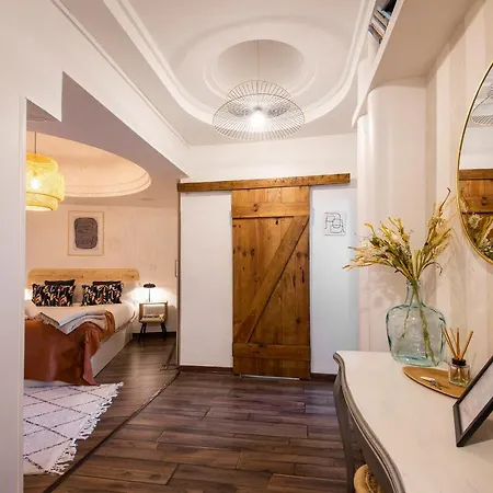 Cozy In Front Of The Apartment *